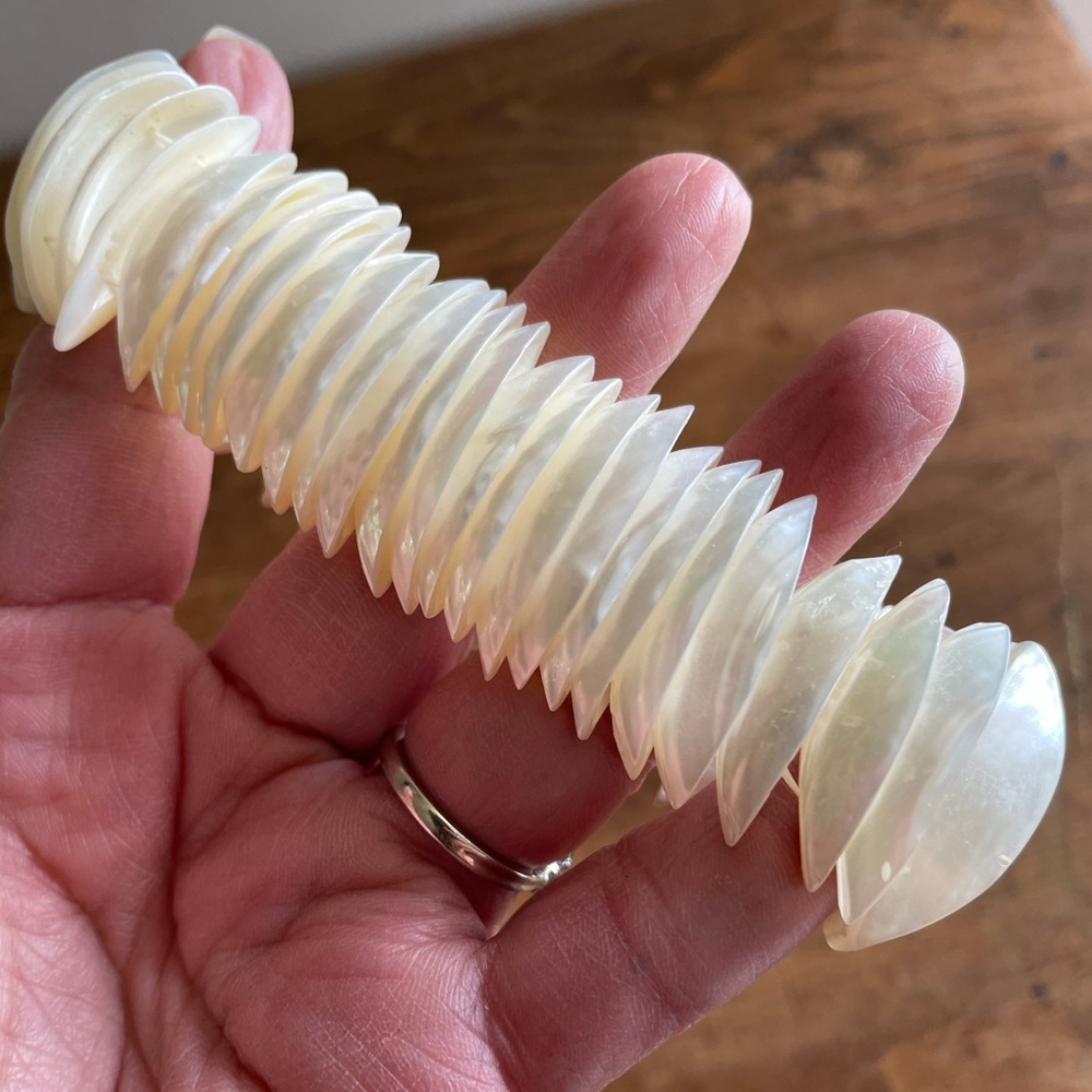 Handmade Seashell Stretchy Bracelet - Picture 4 of 4
